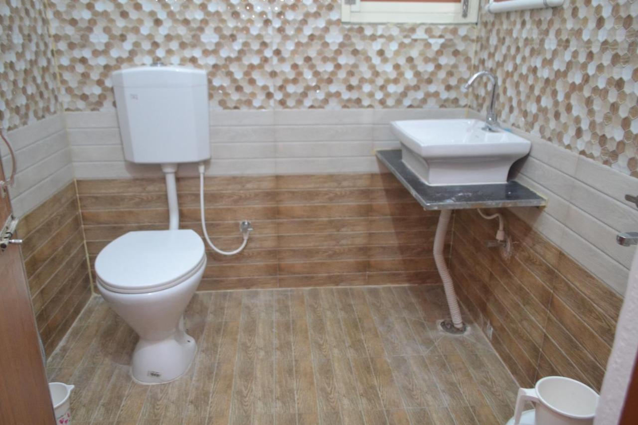Hotel Golden Palace Kendrāparha Kültér fotó