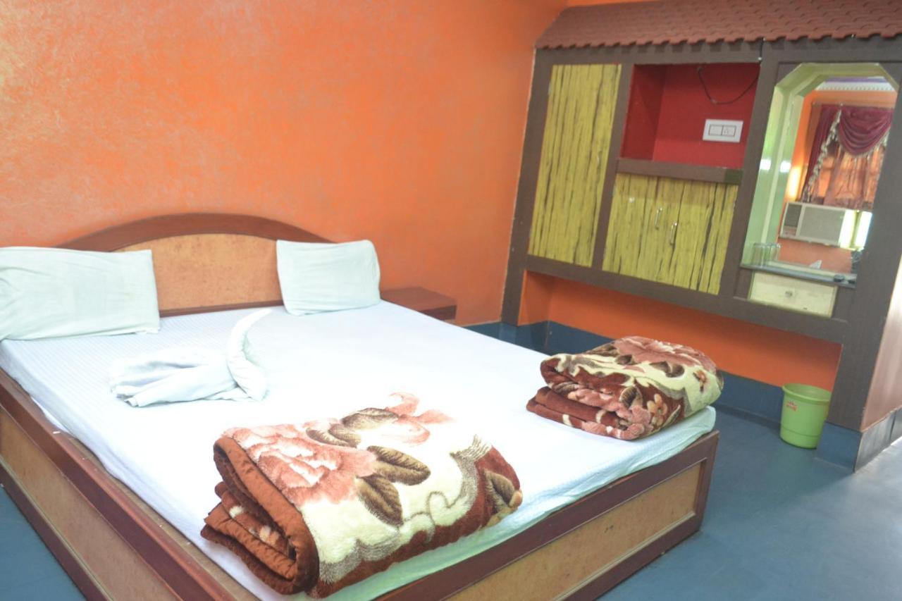 Hotel Golden Palace Kendrāparha Kültér fotó