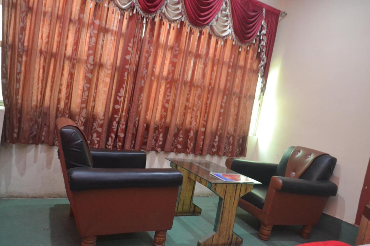 Hotel Golden Palace Kendrāparha Kültér fotó